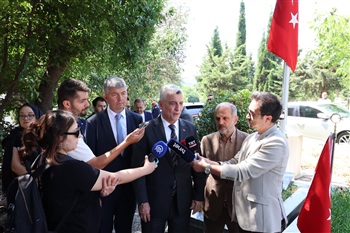 Ticaret Bakanı Bolat, Çengelköy Mezarlığı'nda 15 Temmuz Şehitlerinin Kabirlerini Ziyaret Etti